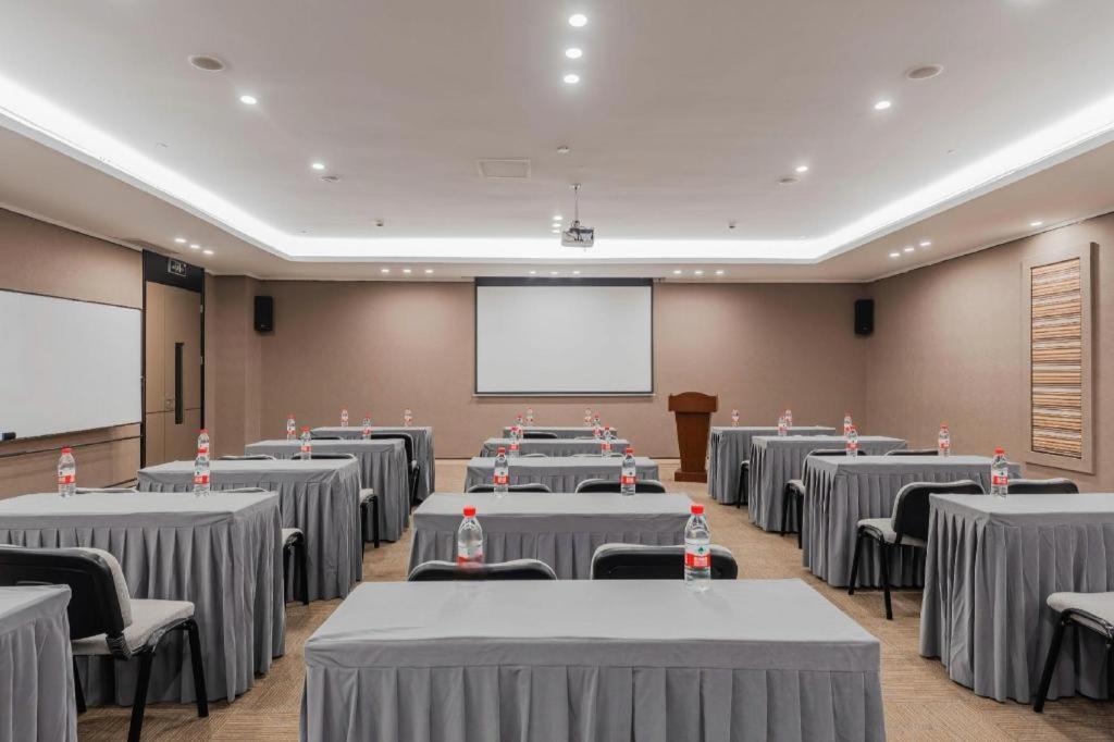 Home Inn Plus Shanghai New International Expo Center Yushan Road Yuanshen Sports Екстер'єр фото